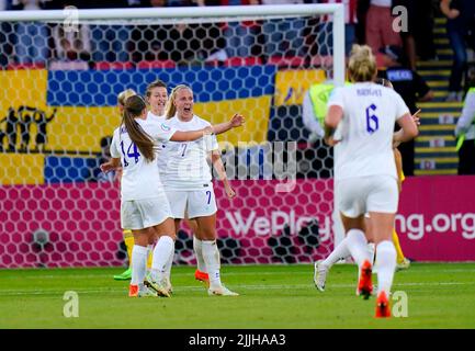 Beth Mead, en Angleterre, célèbre le premier but de son équipe lors du match de demi-finale de l'UEFA Women's Euro 2022 à Bramall Lane, Sheffield. Date de la photo: Mardi 26 juillet 2022. Banque D'Images