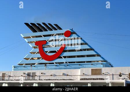 Corfou, Grèce - juin 2022 : logo TUI sur l'entonnoir d'un bateau de croisière exploité par Marella Cruises Banque D'Images