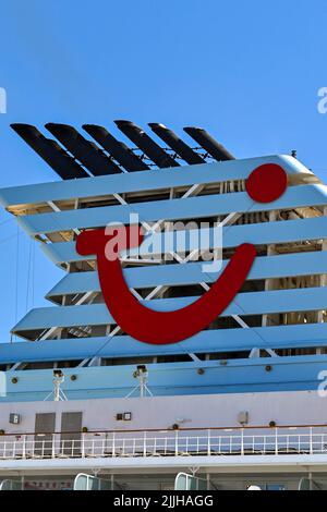 Corfou, Grèce - juin 2022 : logo TUI sur l'entonnoir d'un bateau de croisière exploité par Marella Cruises Banque D'Images