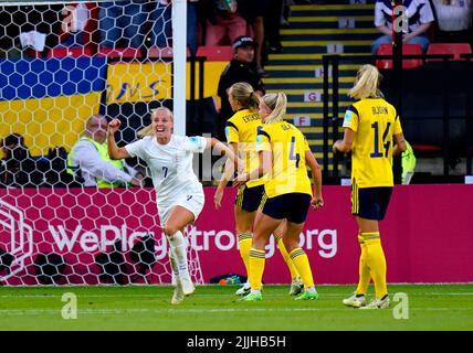 Beth Mead, en Angleterre, célèbre le premier but de son équipe lors du match de demi-finale de l'UEFA Women's Euro 2022 à Bramall Lane, Sheffield. Date de la photo: Mardi 26 juillet 2022. Banque D'Images