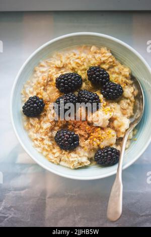 Bol de porridge avec bananes, mûre et cannelle Banque D'Images