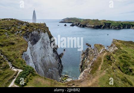 Drone aérienne de Baltimore Beacon, une tour blanche à l'entrée du port. Site touristique de Baltimore Irlande. Banque D'Images