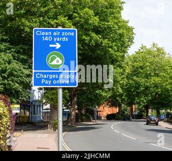 Un panneau indiquant que les voitures entrent dans une zone d'air pur et que des frais s'appliquent Banque D'Images