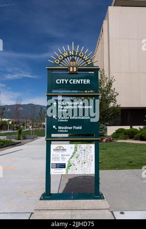 Colorado Springs, Colorado - 3 juillet 2022 : panneau d'information du centre-ville avec les directions et une carte. Banque D'Images