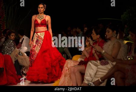 New Delhi, Inde. 26th juillet 2022. Un modèle présente une création de Varun Bahl lors de la semaine de la Couture de l'Inde de la FFCI à New Delhi, en Inde, sur 26 juillet 2022. Crédit : Javed Dar/Xinhua/Alay Live News Banque D'Images