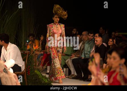 New Delhi, Inde. 26th juillet 2022. Un modèle présente une création de Varun Bahl lors de la semaine de la Couture de l'Inde de la FFCI à New Delhi, en Inde, sur 26 juillet 2022. Crédit : Javed Dar/Xinhua/Alay Live News Banque D'Images