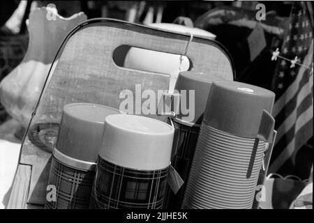 Une collection de bouteilles de thermodurcissables millésimés en cabine lors d'une fuite marquée sur Kimball Farms Haverhill, Massachusetts, États-Unis. Image capturée en noir analogique et Banque D'Images