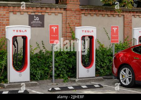 Poznan, Pologne. 26 juillet 2022: Place de parking à la station de recharge de voiture électrique, Tesla. Station de charge rapide Banque D'Images