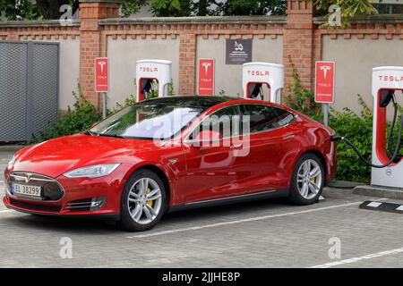 Poznan, Pologne. 26 juillet 2022 : une charge de Tesla rouge dans une station de Supercharger de Tesla à Poznan, Pologne. Banque D'Images