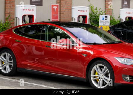 Poznan, Pologne. 26 Jul 2022: Tesla Super station de charge sur le parking avec charge . Les stations de Supercharger de Tesla permettent aux voitures de Tesla d'être à charg rapide Banque D'Images