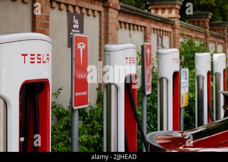 Poznan, Pologne. 26 Jul 2022: Chargeur de voiture électrique Tesla station de charge en plein air pendant la journée. Station de charge rapide Tesla Banque D'Images