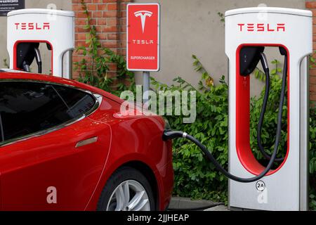 Poznan, Pologne. 26 juillet 2022 : station de charge Tesla Super. Les stations de Supercharger de Tesla permettent de charger rapidement les voitures de Tesla en ligne en une heure. Banque D'Images