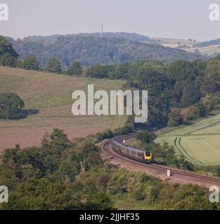 CrossCountry voyager passe en passant par le parc Wingfield Derbyshire dans la campagne sur la ligne principale de Midland Banque D'Images