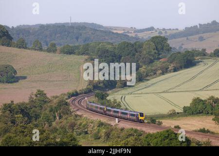 CrossCountry voyager passe en passant par le parc Wingfield Derbyshire dans la campagne sur la ligne principale de Midland Banque D'Images