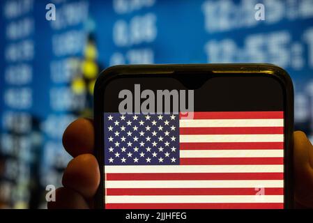 Chine. 25th juillet 2022. Dans cette illustration, le logo drapeau des États-Unis d'Amérique s'affiche sur l'écran d'un smartphone. (Credit image: © Budrul Chukrut/SOPA Images via ZUMA Press Wire) Banque D'Images