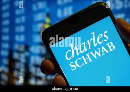 Chine. 25th juillet 2022. Dans cette illustration, le logo de la société multinationale américaine de services financiers Charles Schwab s'affiche sur l'écran d'un smartphone. (Credit image: © Budrul Chukrut/SOPA Images via ZUMA Press Wire) Banque D'Images