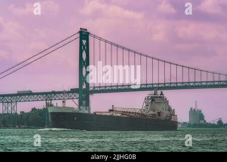 Le cargo des Grands Lacs MV Sam Laud, propriété et exploité par l'American Steamship Company, sous le pont Ambassador, Detroit River, Michigan, États-Unis Banque D'Images