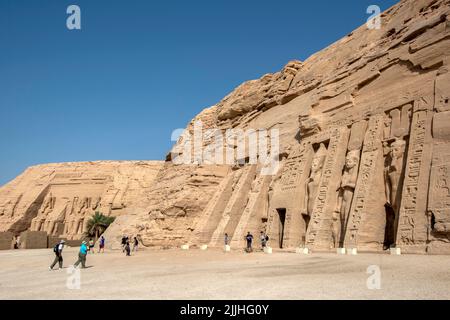 Les ruines du Temple de Hathor et du Grand Temple de Ramsès II à Abu Simbel en Égypte. Il a été construit sur la rive ouest du Nil. Banque D'Images