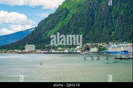 Juneau, AK - 9 juin 2022 : vue du port de Juneau en Alaska depuis un bateau de croisière partant Banque D'Images