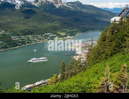 Vue sur le port de Juneau en Alaska avec des navires de croisière amarrés et ancrés dans la baie, vu du Mont Roberts Banque D'Images