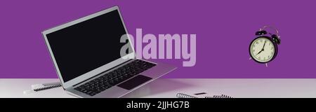 Fournitures de bureau articles de papeterie Levitate sur table blanche. Mise en page créative pour la rentrée Banque D'Images