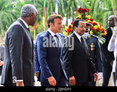 Yaoundé, Cameroun. 26th juillet 2022. Le président camerounais Paul Biya (R, Front) accueille le président français Emmanuel Macron (C, Front) à Yaoundé, au Cameroun, à propos de 26 juillet 2022. Le président camerounais Paul Biya a rencontré mardi le président français Emmanuel Macron en visite à Yaoundé pour discuter de la sécurité régionale et des liens économiques bilatéraux. Credit: Keppeu/Xinhua/Alay Live News Banque D'Images