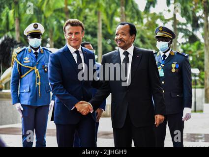 Yaoundé, Cameroun. 26th juillet 2022. Le président camerounais Paul Biya (R, Front) accueille le président français Emmanuel Macron (L, Front) à Yaoundé, au Cameroun, à propos de 26 juillet 2022. Le président camerounais Paul Biya a rencontré mardi le président français Emmanuel Macron en visite à Yaoundé pour discuter de la sécurité régionale et des liens économiques bilatéraux. Credit: Keppeu/Xinhua/Alay Live News Banque D'Images