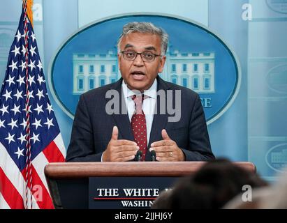 Washington, Vereinigte Staaten. 25th juillet 2022. Le Dr Ashish Jha, coordonnateur de la réponse de la COVID-19, parle lors d'un exposé sur l'état de santé du président Joe Bidens en ce qui concerne son diagnostic de COVID-19 et l'état actuel de la COVID-19 aux États-Unis à la Maison Blanche à Washington, DC, lundi, 25 juillet 2022. Credit: Jemal Countess/Pool via CNP/dpa/Alay Live News Banque D'Images