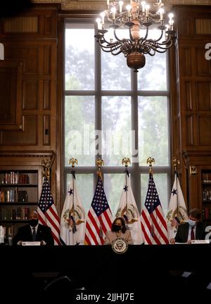 Indianapolis, Indiana. 25th juillet 2022. Le vice-président des États-Unis, Kamala Harris, s'adresse aux législateurs de l'État de l'Indiana lors d'une table ronde sur les droits à l'avortement à la bibliothèque d'État d'Indianapolis, lundi, à 25 juillet 2022, à Indianapolis, dans l'Indiana. Crédit: John Sommers II/Pool via CNP/dpa/Alay Live News Banque D'Images