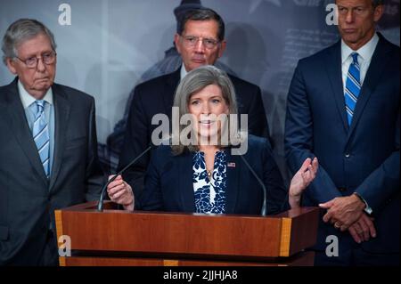 Le sénateur américain Joni Ernst (républicain de l'Iowa) fait des remarques lors du déjeuner-conférence de presse du Sénat Republicanâs, au Capitole des États-Unis à Washington, DC, mardi, 26 juillet 2022. Crédit : Rod Lamkey/CNP Banque D'Images