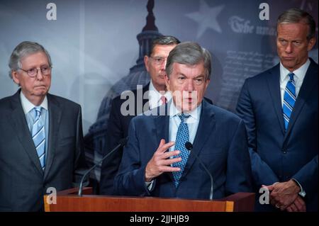 Le sénateur américain Roy Blunt (républicain du Missouri) fait des remarques lors de la conférence de presse du déjeuner politique du Sénat Republicanâs, au Capitole des États-Unis à Washington, DC, mardi, 26 juillet 2022. Crédit : Rod Lamkey/CNP Banque D'Images