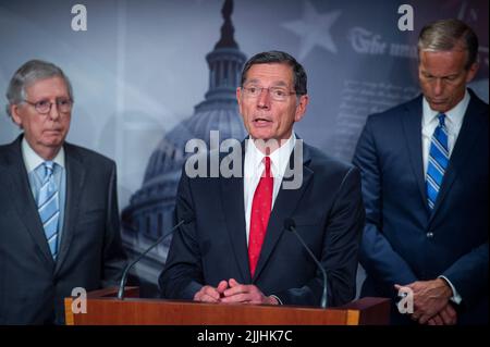 Le sénateur des États-Unis John Barrasso (républicain du Wyoming) fait des remarques lors du déjeuner-conférence de presse des Républicains au Sénat, au Capitole des États-Unis à Washington, DC, mardi, 26 juillet 2022. Crédit : Rod Lamkey/CNP/MediaPunch Banque D'Images