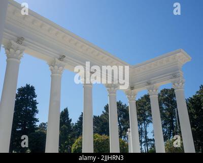 colonnes blanches. Architecture moderne. Bâtiment dans le parc. Extérieur. Fait antique Banque D'Images