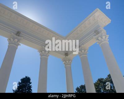 colonnes blanches. Architecture moderne. Bâtiment dans le parc. Extérieur. Fait antique Banque D'Images