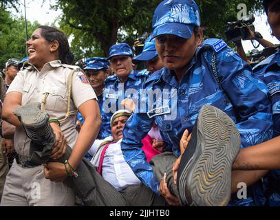 New Delhi, New Delhi, Inde. 26th juillet 2022. Le personnel de sécurité a emprisonné des travailleurs du Congrès à l'extérieur du siège du Parti du Congrès à New Delhi lors d'une manifestation contre l'interrogatoire par la Direction de l'application de la loi (ED) du leader du Congrès Sonia Gandhi dans une affaire présumée de blanchiment d'argent (image crédit : © Kabir Jhangiani/Pacific Press via ZUMA Press Wire) Banque D'Images