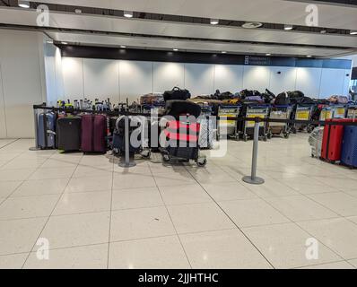 MANCHESTER, ROYAUME-UNI - JUILLET 24th 2022 : des piles de bagages retardés attendent à l'aéroport de Manchester Banque D'Images