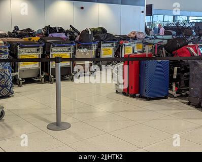 MANCHESTER, ROYAUME-UNI - JUILLET 24th 2022 : des piles de bagages retardés attendent à l'aéroport de Manchester Banque D'Images