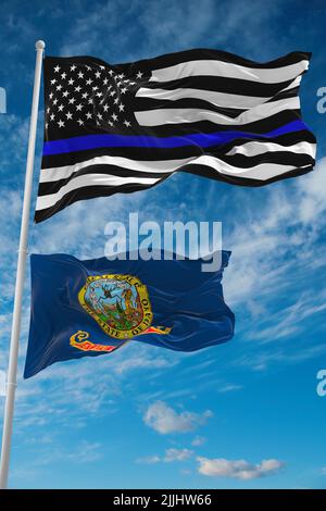 Drapeau à ligne bleue mince des États-Unis avec un drapeau plus petit de l'État de l'Idaho, États-Unis sur fond ciel nuageux. Drapeau de police des États-Unis d'Amérique. Espace de copie pour vertica Banque D'Images