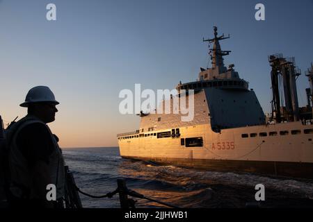 Mer Méditerranée. 4th juillet 2022. Le chef de commandement Morgan Jones agit comme officier de sécurité lors d'un réapprovisionnement en mer avec le navire de soutien logistique Vulcano de la Marine italienne SON Vulcano (A5335) à bord du destroyer de missile guidé de la classe Arleigh Burke USS Forrest Sherman (DDG 98). Forrest Sherman est le navire amiral du Groupe maritime permanent de l'OTAN deux (SNMG2), un groupe de travail intégré multinational qui projette un rappel constant et visible de la solidarité et de la cohésion de l'Alliance à flot et fournit à l'Alliance une capacité maritime continue pour effectuer un large éventail de tâches, y compris dans le cas de l'Alliance Banque D'Images