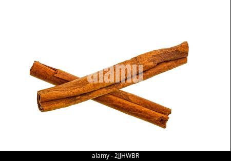 La cannelle est une épice faite à partir de l'écorce intérieure des arbres scientifiquement connue sous le nom de Cinnamomum les bâtons de cannelle sont les bandes d'écorce intérieure roulées qui se courbent Banque D'Images
