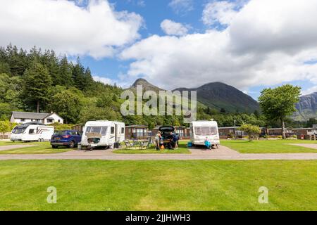 Glen COE Ecosse, caravanes sur l'Invercoe caravane et motorhome parc avec le Pap de Glencoe, Sgorr na Ciche, derrière, Highlands, Ecosse, Grande Bretagne Banque D'Images