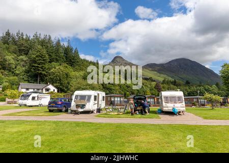 Glen COE Ecosse, caravanes sur l'Invercoe caravane et motorhome parc avec le Pap de Glencoe, Sgorr na Ciche, derrière, Highlands, Ecosse, Grande Bretagne Banque D'Images