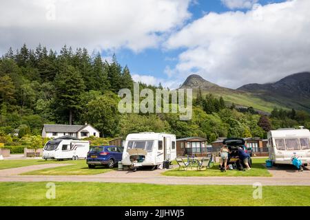 Glen COE Ecosse, caravanes sur l'Invercoe caravane et motorhome parc avec le Pap de Glencoe, Sgorr na Ciche, derrière, Highlands, Ecosse, Grande Bretagne Banque D'Images