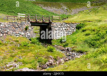 Glencoe Ecosse, magnifique paysage autour des trois sœurs point de vue, été 2022, mur de pierre et petit pont sur le ruisseau, Écosse, Royaume-Uni, Europe Banque D'Images