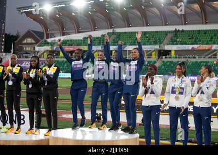 TALITHA Diggs, Abby Steiner, Britton Wilson et Sydney McLaughlin (États-Unis) cérémonie de remise des médailles du 4x400m féminin le dixième jour des Championnats du monde d'athlétisme, Banque D'Images