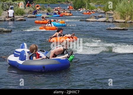 Combattre la chaleur dans le nord-ouest du Pacifique américain. L'état de l'Oregon et le Nord-Ouest du Pacifique en général subit une autre vague de chaleur importante avec des températures atteignant 100 degrés farenheit plus pendant les après-midi. Le fait de flotter la rivière est un moyen populaire de se rafraîchir. Voici la rivière Deschutes à Bend, Oregon. Banque D'Images