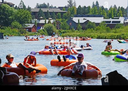 Combattre la chaleur dans le nord-ouest du Pacifique américain. L'état de l'Oregon et le Nord-Ouest du Pacifique en général subit une autre vague de chaleur importante avec des températures atteignant 100 degrés farenheit plus pendant les après-midi. Le fait de flotter la rivière est un moyen populaire de se rafraîchir. Voici la rivière Deschutes à Bend, Oregon. Banque D'Images