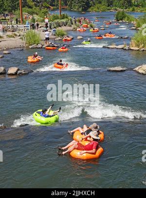 Combattre la chaleur dans le nord-ouest du Pacifique américain. L'état de l'Oregon et le Nord-Ouest du Pacifique en général subit une autre vague de chaleur importante avec des températures atteignant 100 degrés farenheit plus pendant les après-midi. Le fait de flotter la rivière est un moyen populaire de se rafraîchir. Voici la rivière Deschutes à Bend, Oregon. Banque D'Images