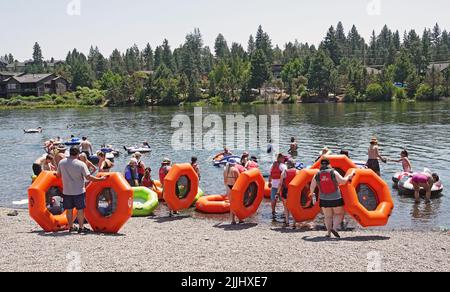 Combattre la chaleur dans le nord-ouest du Pacifique américain. L'état de l'Oregon et le Nord-Ouest du Pacifique en général subit une autre vague de chaleur importante avec des températures atteignant 100 degrés farenheit plus pendant les après-midi. Le fait de flotter la rivière est un moyen populaire de se rafraîchir. Voici la rivière Deschutes à Bend, Oregon. Banque D'Images
