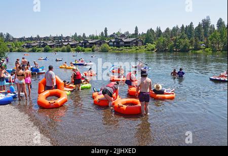Combattre la chaleur dans le nord-ouest du Pacifique américain. L'état de l'Oregon et le Nord-Ouest du Pacifique en général subit une autre vague de chaleur importante avec des températures atteignant 100 degrés farenheit plus pendant les après-midi. Le fait de flotter la rivière est un moyen populaire de se rafraîchir. Voici la rivière Deschutes à Bend, Oregon. Banque D'Images